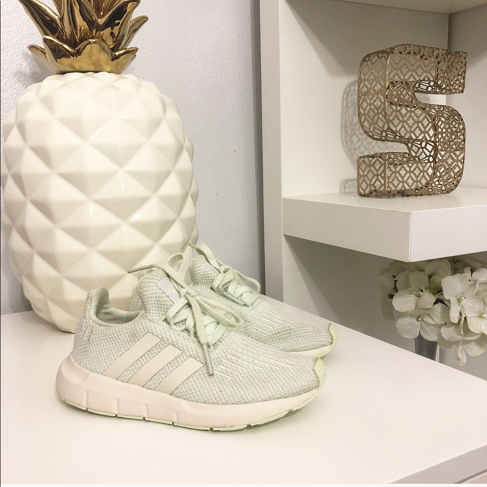 ADIDAS SWIFT RUN ATHLETIC SHOE KIDS SIZE 10